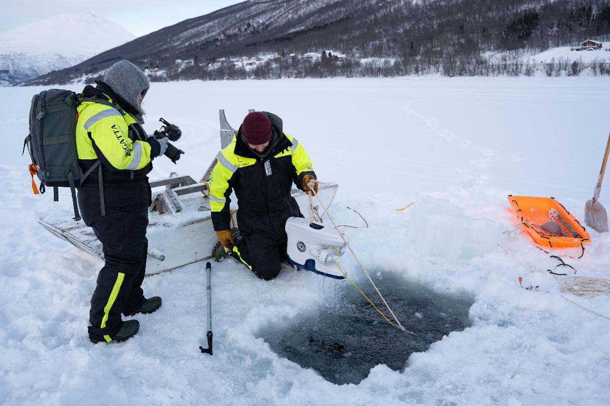 Sedna test-00883.jpg ROVen er fremme ved hullet med tauet.